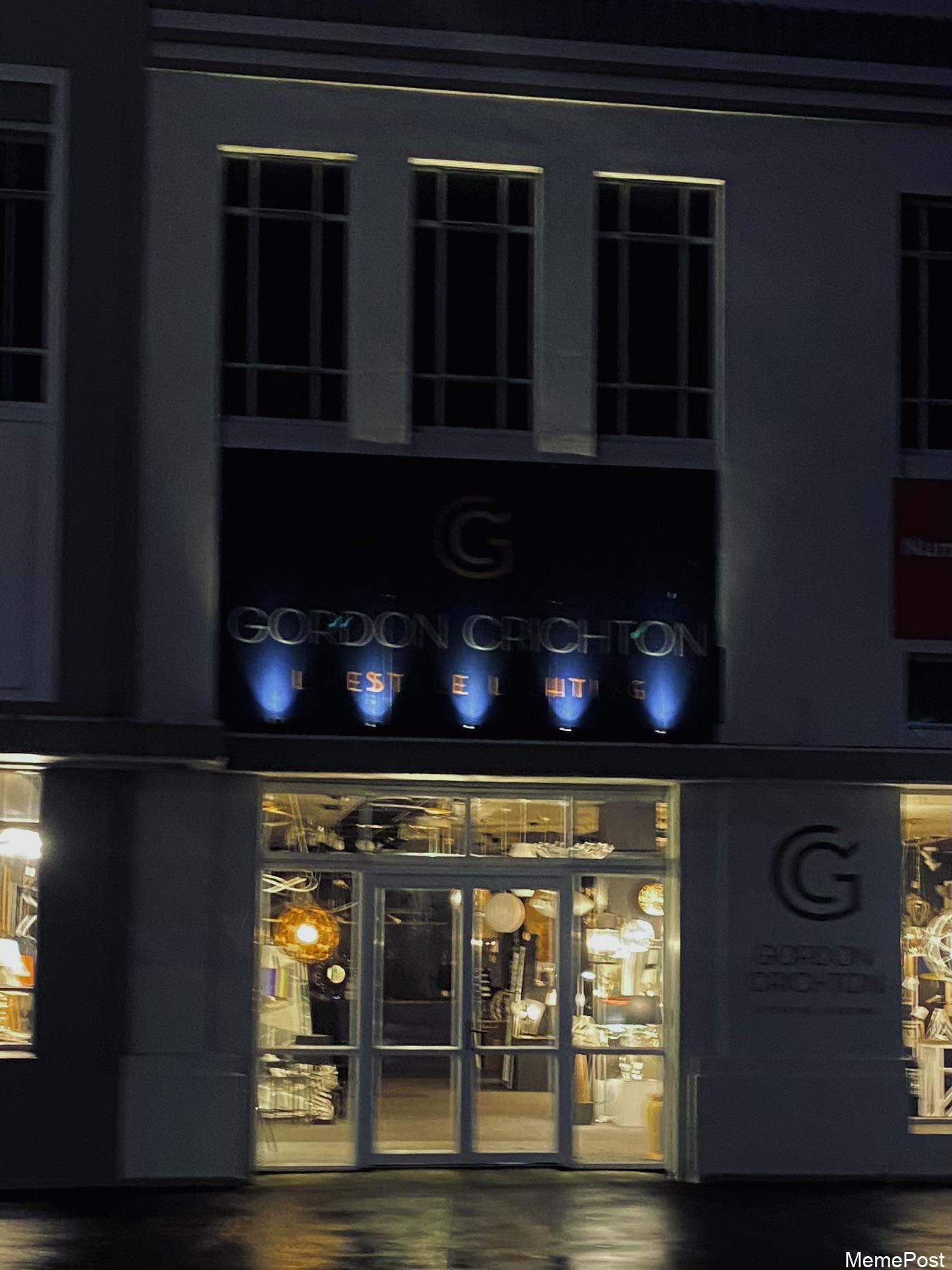 Light Selling Business Ironically Fails to Illuminate Their Sign: A Humorous Take on Marketing Blund
